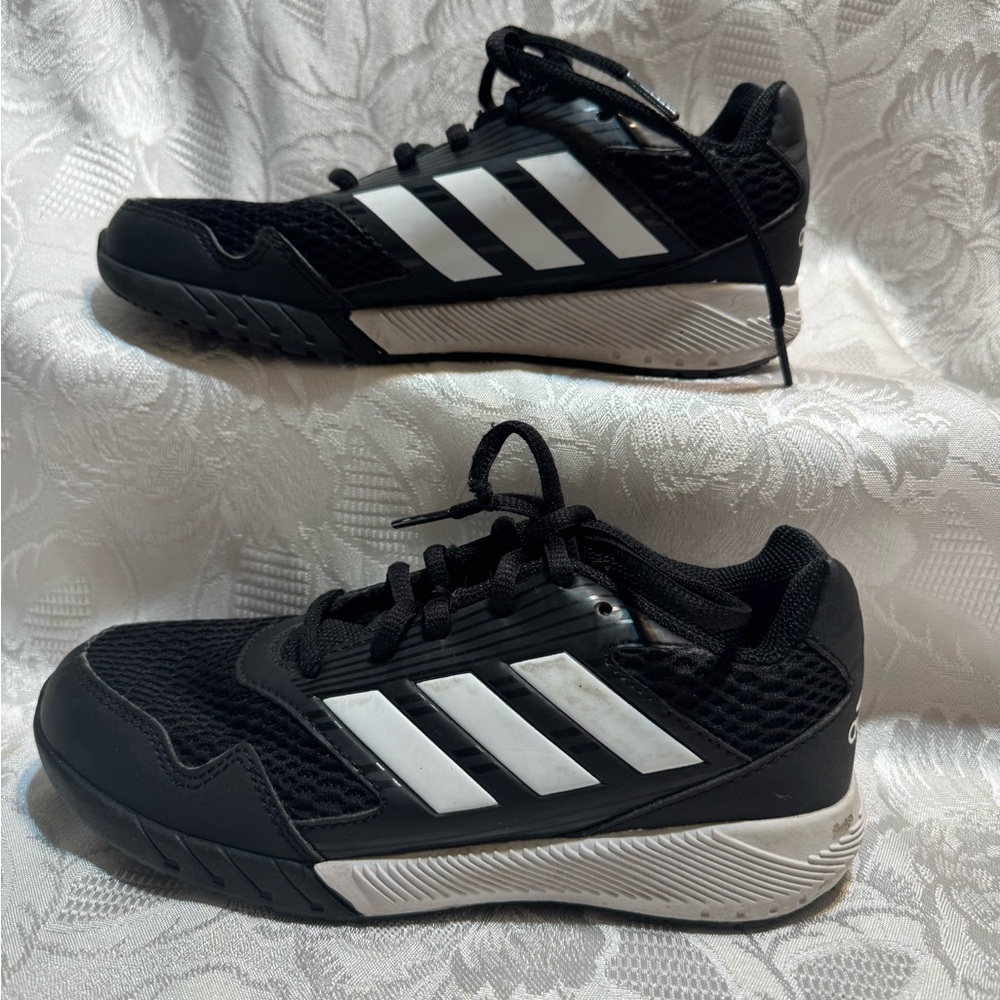 Adidas Game Court 2 tennis shoes Sz 1.5 Boy’s